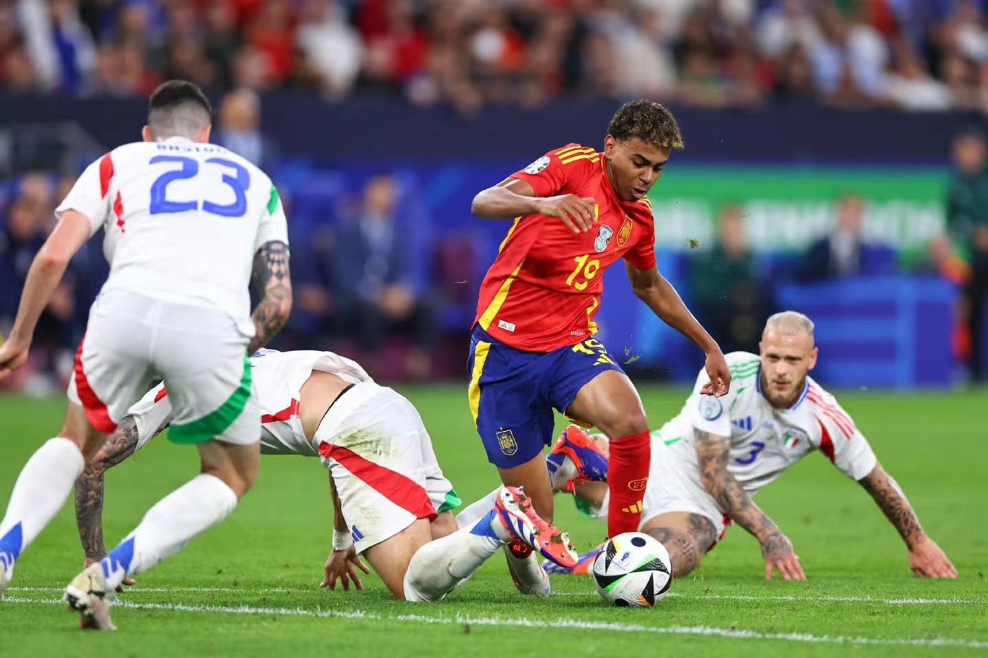 Desde os tempos antigos, os heróis surgiram desde a juventude, o jovem jogador espanhol Yamal tem um futuro brilhante